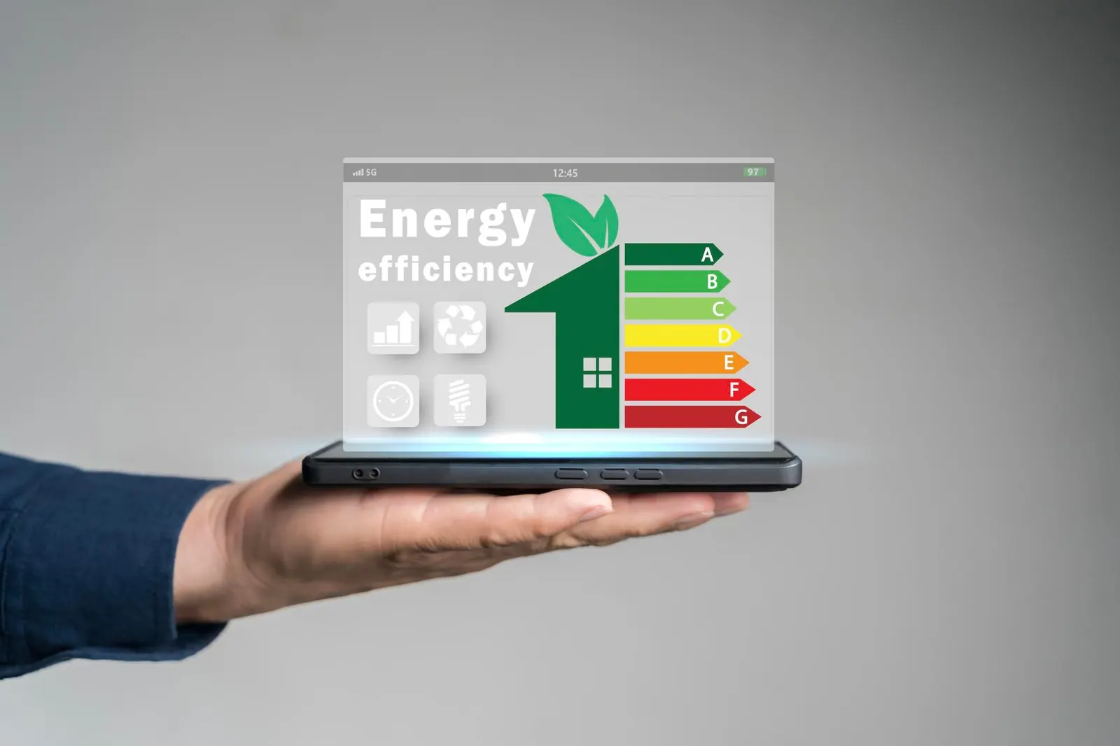 Tablette affichant une évaluation d’efficacité énergétique de la maison