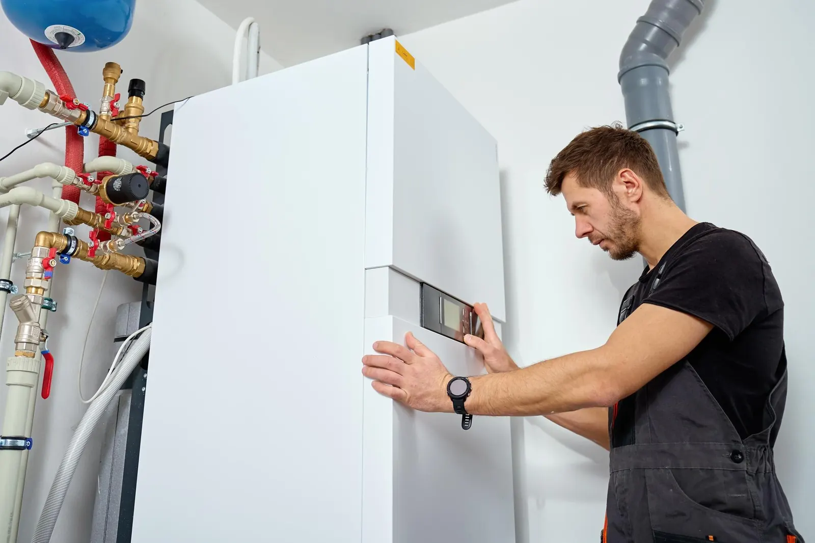 Technicien installant un système de pompe à chaleur